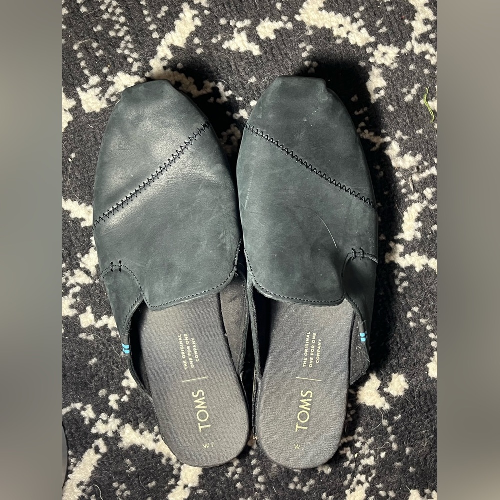 Black Tom’s Women Slip on size 7